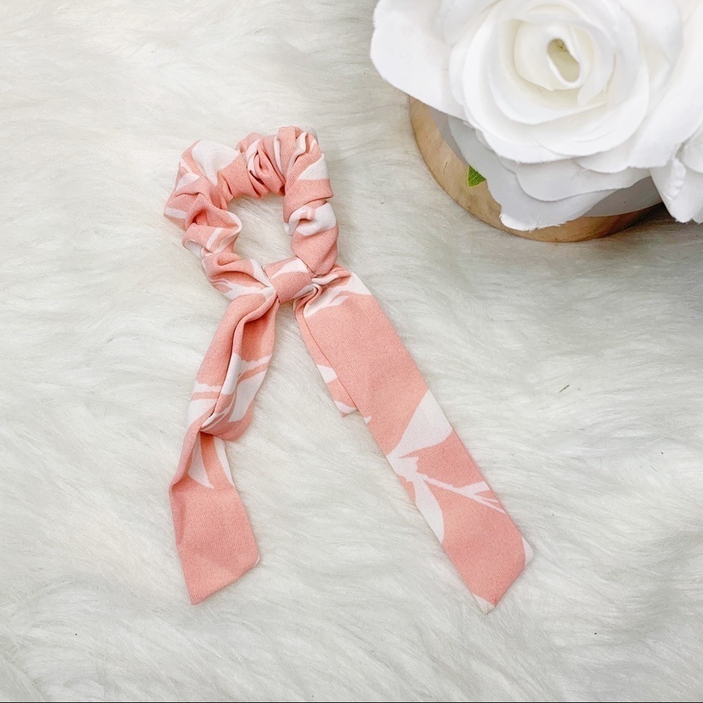 Pink & White Short Tailed Scrunchie